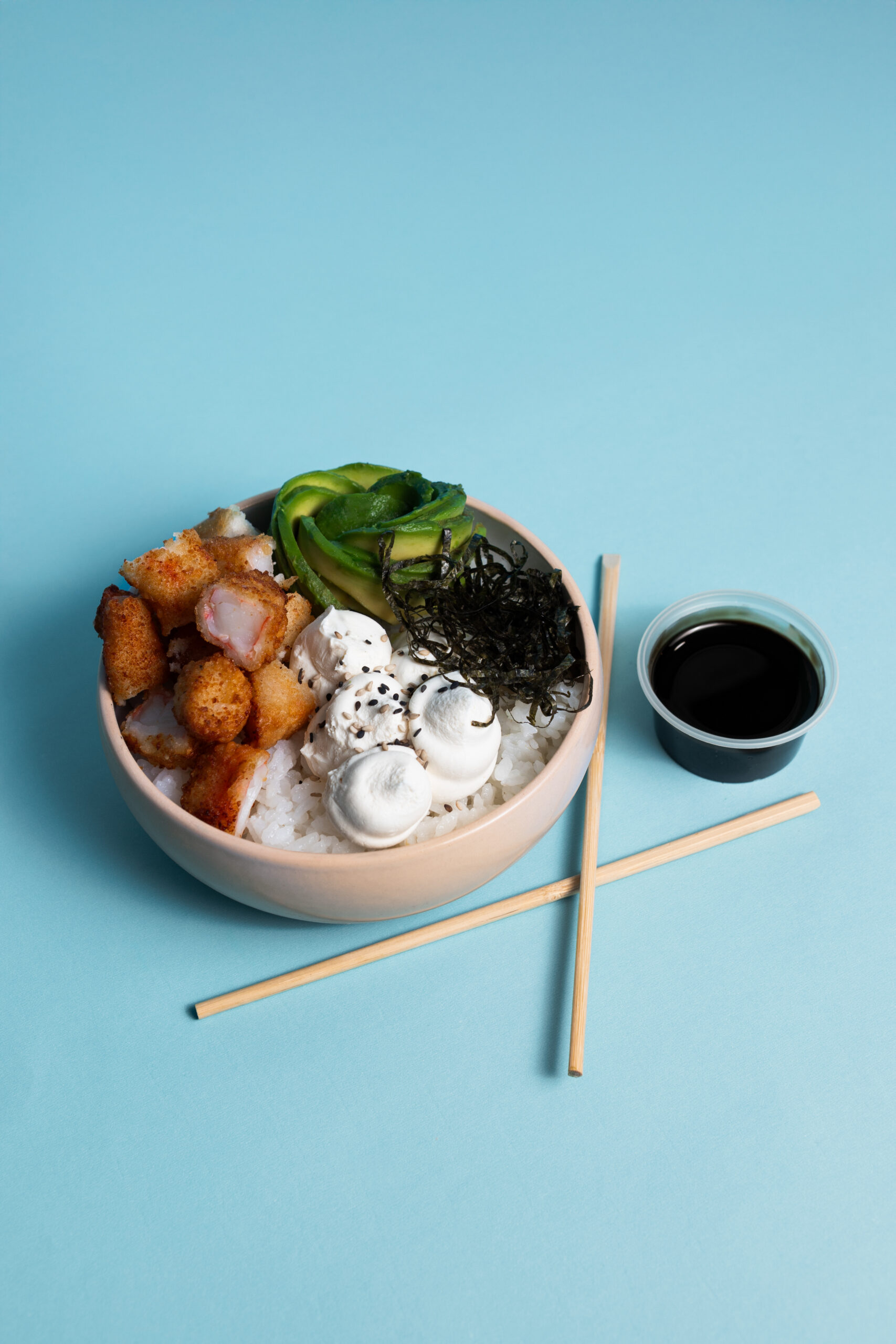 SushiMay-4 Chirashi de langostinos furai. - Imagen 1